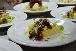 polenta com crocante de carne de sol e creme de queijo coalho