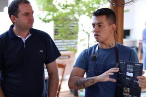 O chef Rafael Yamaguti, do restaurante Duchef, e o enólogo Rodrigo Fabian, do Grupo Miolo explicam a harmonização guiada