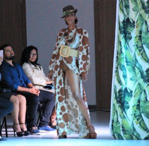 o desfile com peças criadas por alunos dos cursos de Modelista e Costureiro, do Senac Caruaru, e de Design de Moda, da Faculdade Senac Recife e Caruaru