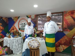 Os chefs do Senac Sergipe, Frederico de Souza e Samuel Davi apresentaram as iguarias do seu Estado.