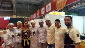 alunos deeram suporte aos chefs do Espaço Sabor do Campo