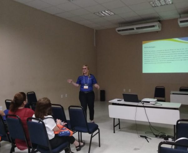 Michelle Pinheiro em apresentação oral no Espaço do Conhecimento