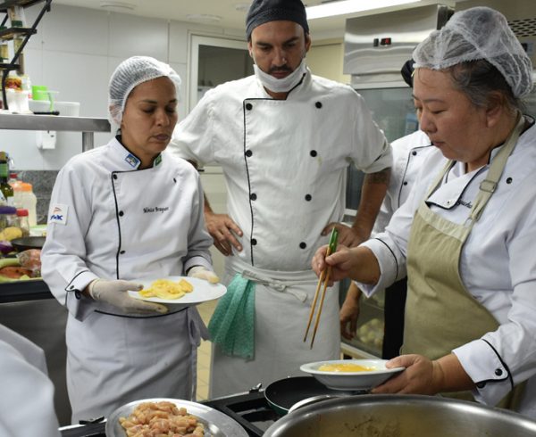 Oficina de gastronomia sino japonesa com Yu Eiwha