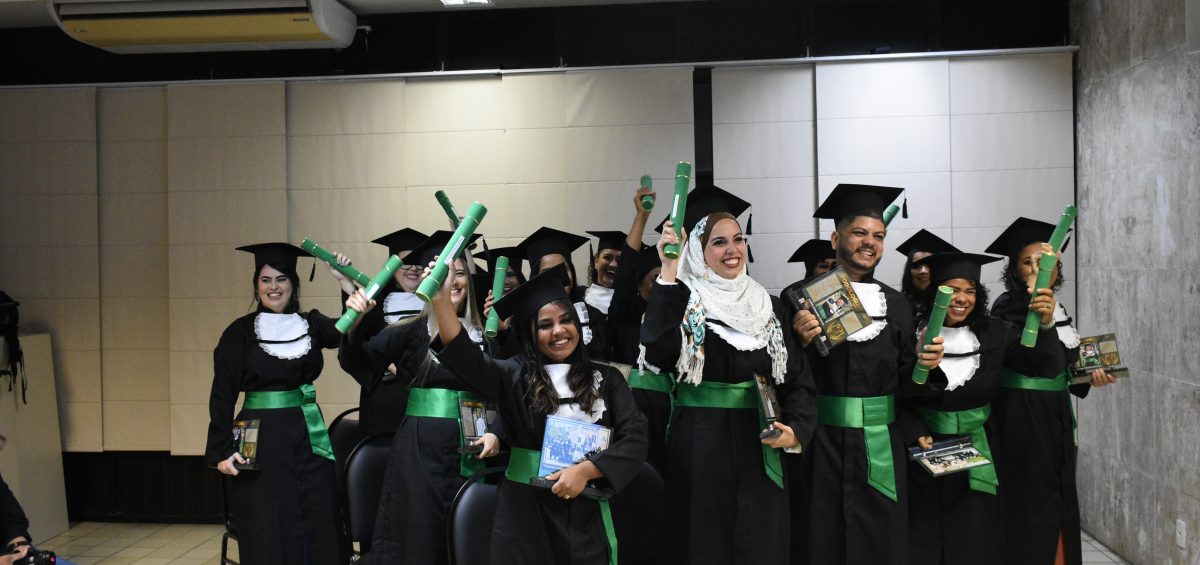 Formandos com diploma do curso Técnico em Podologia Senac