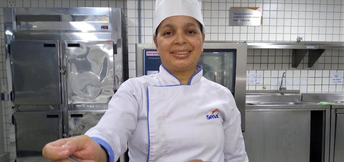 Tânia Bastos ensina a fazer a Receita de Bolo de Chocolate