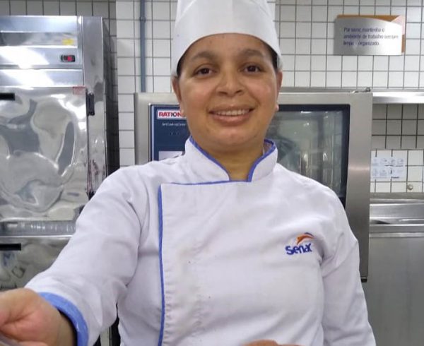 Tânia Bastos ensina a fazer a Receita de Bolo de Chocolate