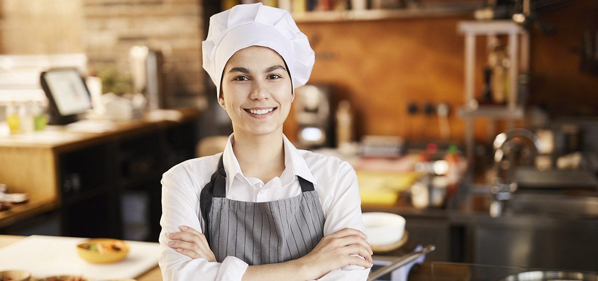 O Senac Pernambuco lançou edital com 40 vagas para cursos de qualificação e aperfeiçoamento na área de Gastronomia via Programa Senac de Gratuidade (PSG). A oportunidade é para duas turmas do curso de Auxiliar de Cozinha. As aulas serão ministradas no município de Ipojuca, na Região Metropolitana do Recife (RMR). As inscrições começam nesta quarta-feira (6).