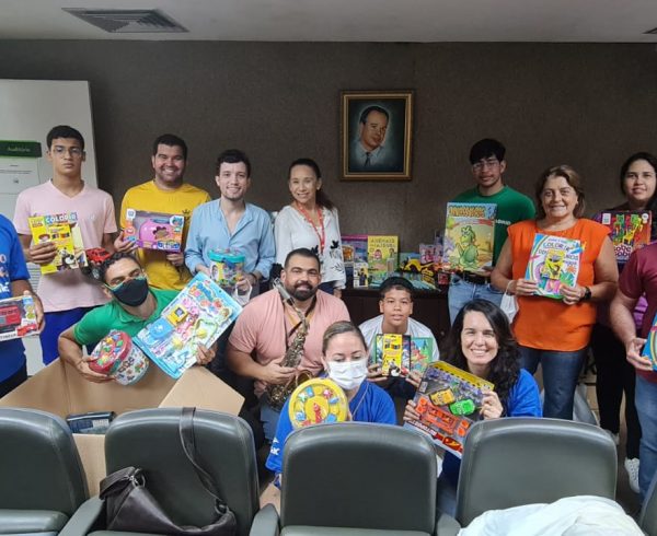 Alunos de Idiomas do Senac Recife levam música, inglês e doações para crianças com câncer no IMIP