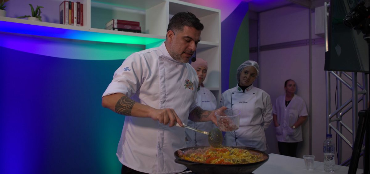 Na Estrada em Petrolina: chef Rapha Vasconcellos prepara Paella Sertaneja na oficina de abertura