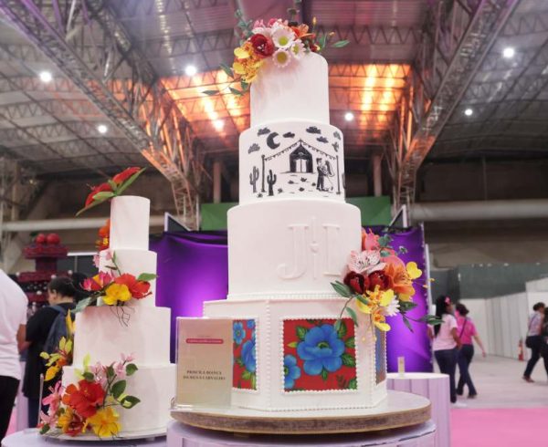 Iniciativa traz categorias de Bolo de Casamento, Bolo Infantil e Inovação Além de trazer inovações do setor, a 1ª Feira de Confeitaria Senac está trazendo o Concurso de Bolos Artísticos, em que o público vai decidir as melhores produções em três categorias: Confeitaria para Bolo de Casamento, Confeitaria para Bolos Infantis e Inovação na Confeitaria. São 16 finalistas, todos do Recife, que produziram verdadeiras obras de arte e ratificaram a riqueza e diversidade da confeitaria pernambucana.