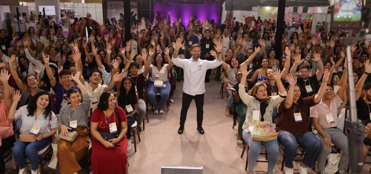 Diego Lozano ensina um delicioso entremet durante a 1ª Feira de Confeitaria Senac