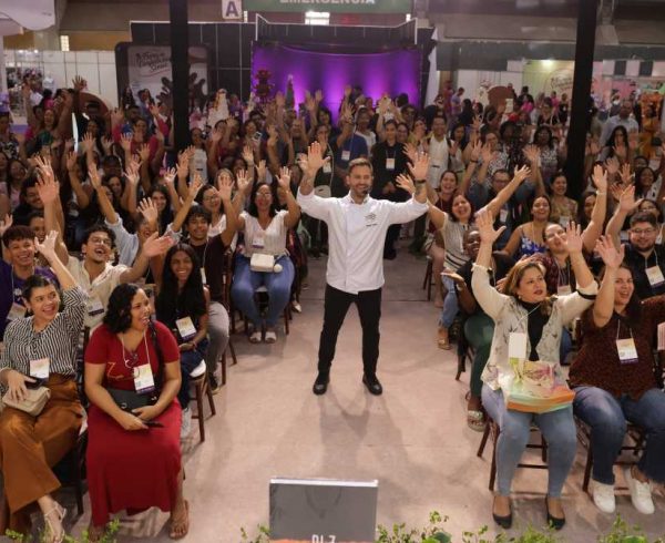 Diego Lozano ensina um delicioso entremet durante a 1ª Feira de Confeitaria Senac