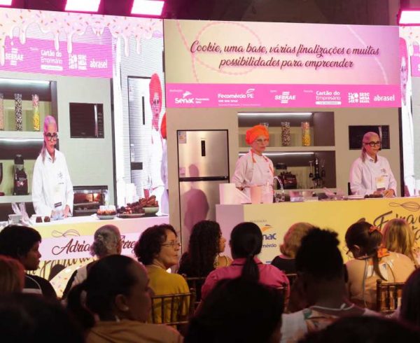 Mara Cakes emociona e inspira público com talk show na 1ª Feira de Confeitaria Senac