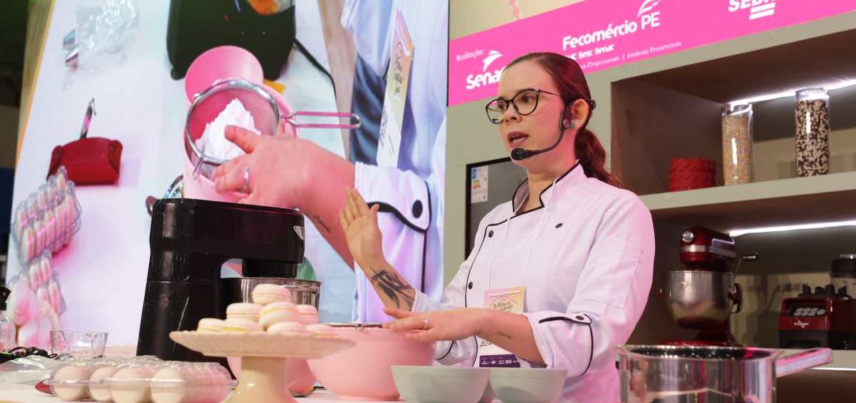 Macarons doce fino foi tema da 1ª palestra da Feira de Confeitaria Senac, nesta sexta (13)
