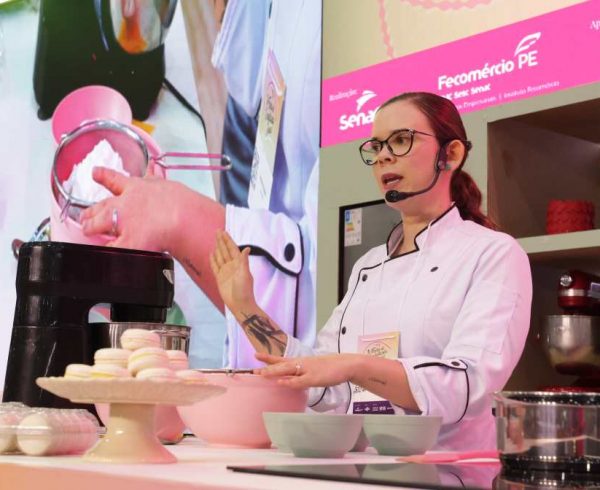 Macarons doce fino foi tema da 1ª palestra da Feira de Confeitaria Senac, nesta sexta (13)
