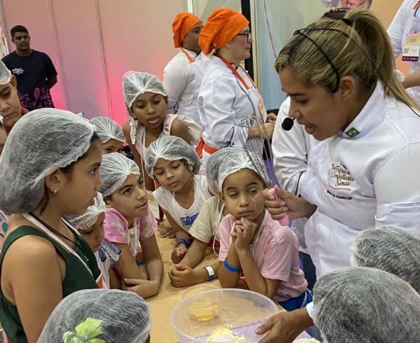 Espaço Kids promove aula prática e lúdica com cupcakes de pipoca gourmet
