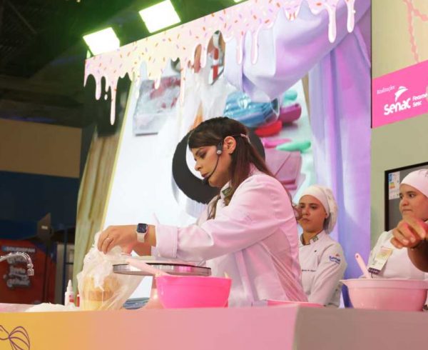 Segundo dia da Feira de Confeitaria Senac tem aula de ganache com Marcela Soares