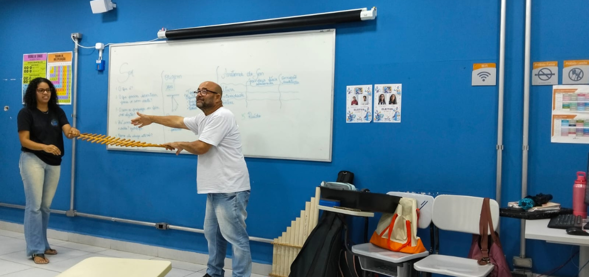 Física ganha forma em atividade experimental com estudantes do Mediotec Recife